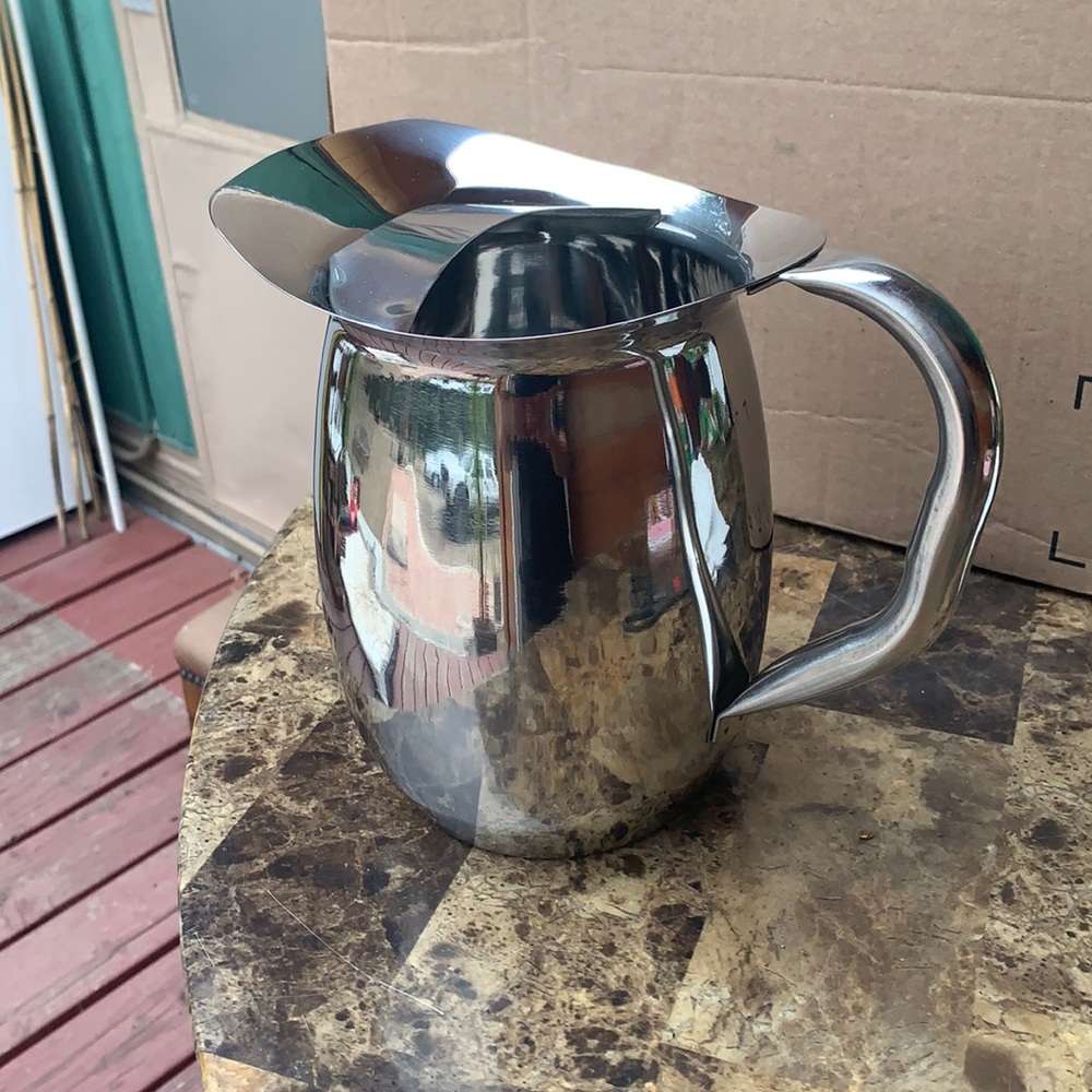 Winco Deluxe Bell Pitcher 2 qt w/ ice catcher